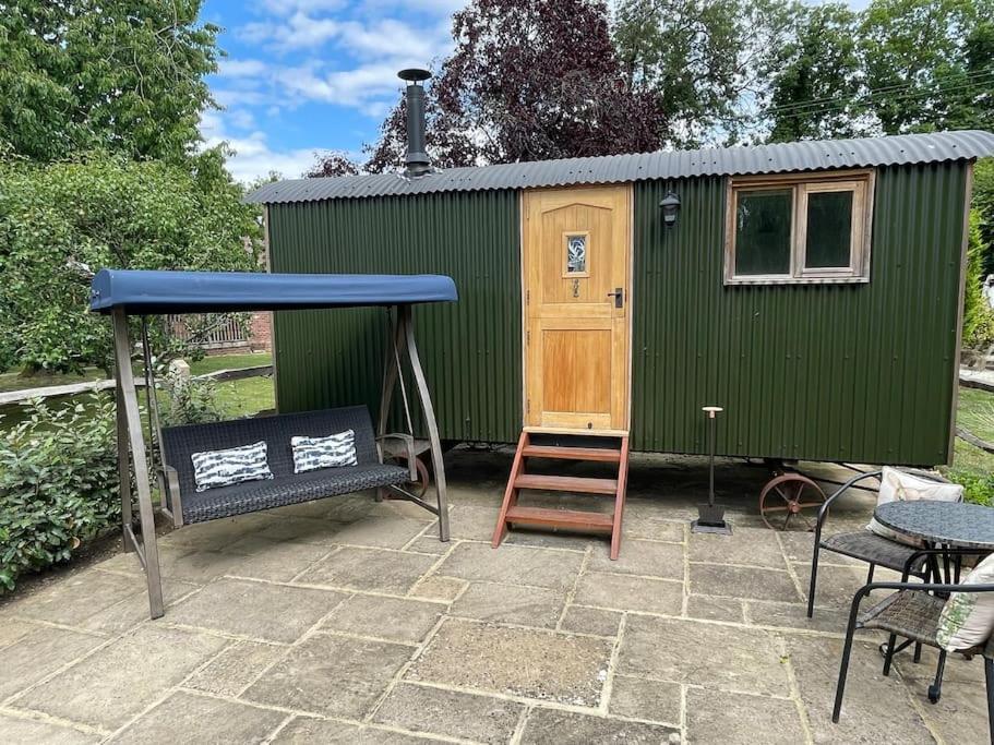 Forest View Shepherd Hut Ewhurst Extérieur photo