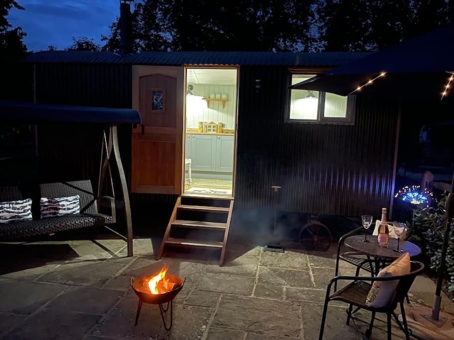 Forest View Shepherd Hut Ewhurst Extérieur photo