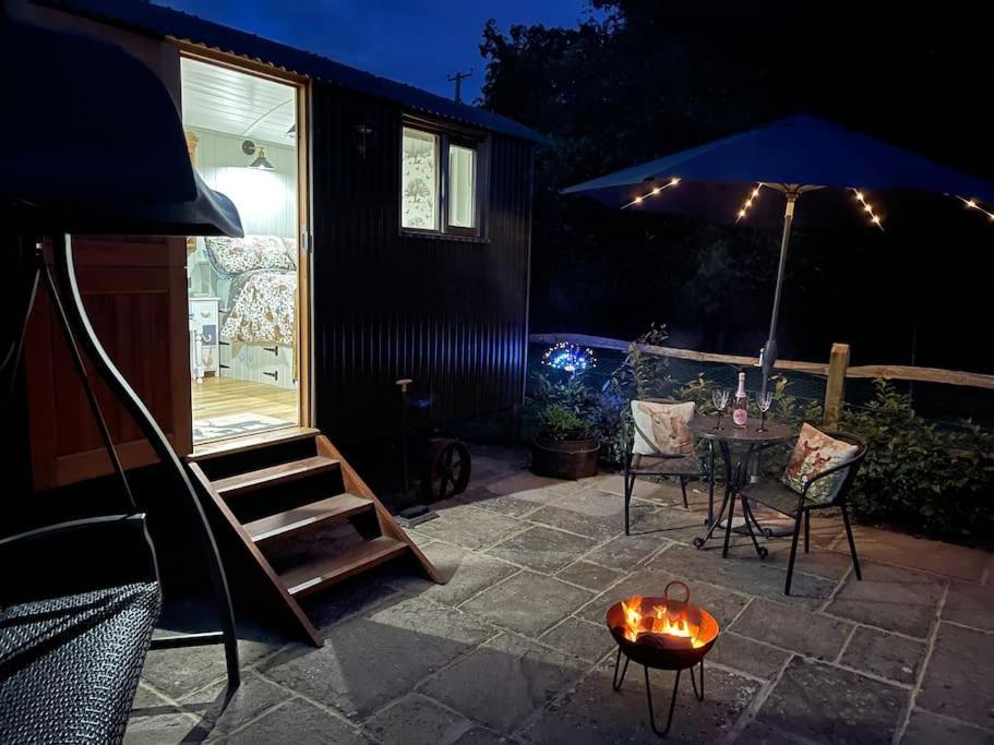 Forest View Shepherd Hut Ewhurst Extérieur photo