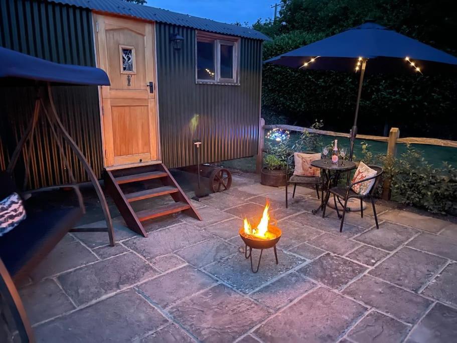 Forest View Shepherd Hut Ewhurst Extérieur photo