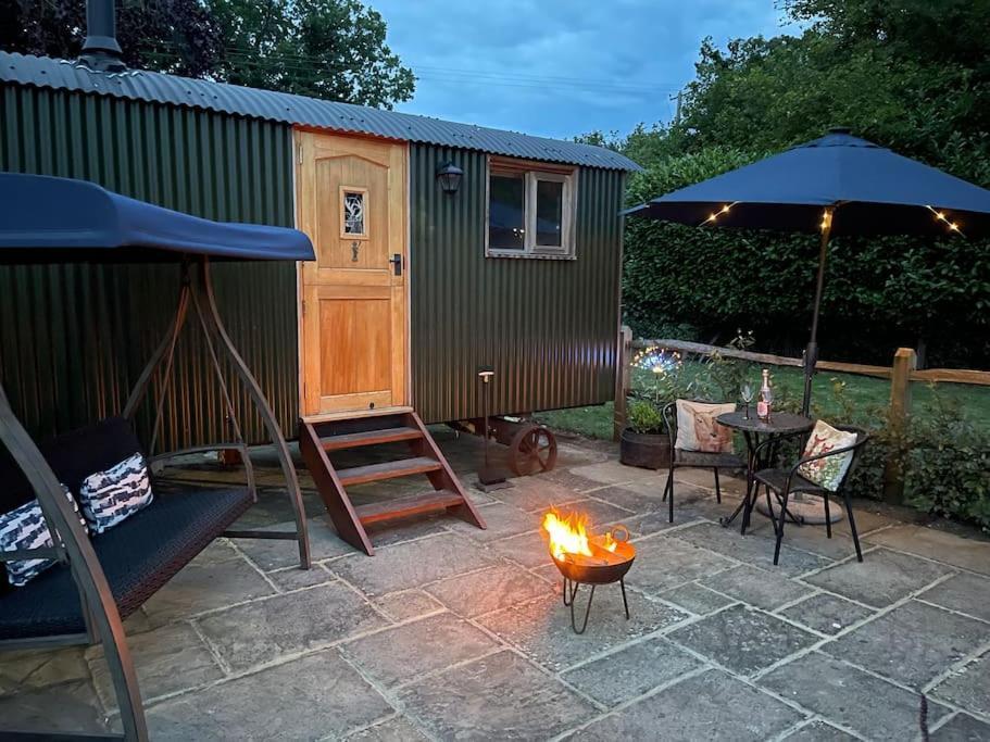 Forest View Shepherd Hut Ewhurst Extérieur photo