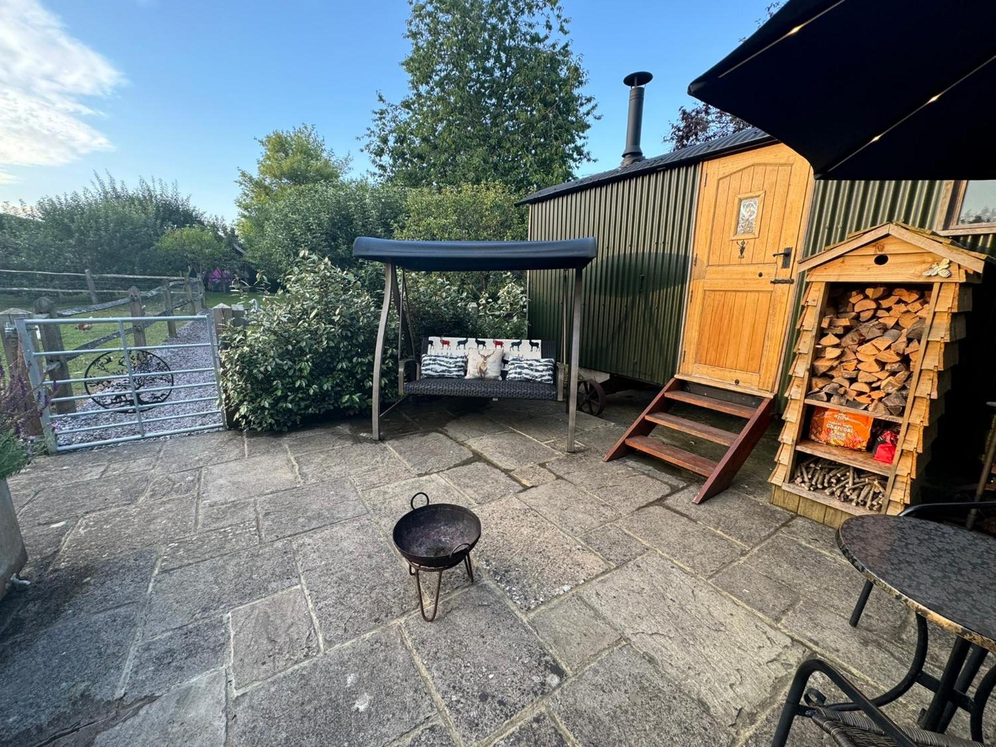 Forest View Shepherd Hut Ewhurst Extérieur photo